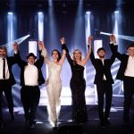 Sorgen gemeinsam mit ihrer Band für das perfekte ABBA-Feeling: Die Sängerinnen Linda Mikulec (3.v.r.) und Simone Kerchner (3.v.l.). Foto: Arthur Gruber