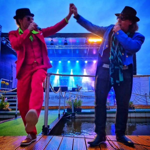 Legten schon beim KulturSommer 2023 einen fulminanten Auftritt hin: Starting 5-Frontmann Patrick Münkel und Lindenberg-Double Rudi Wartha. Foto: Robert Reith